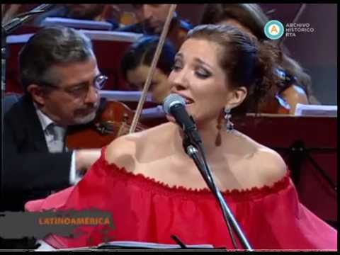 Latinoamérica con letra de mujer