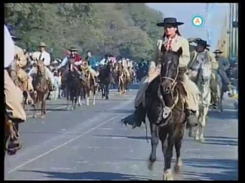 [El presidente De la Rúa presencia desfile cívico militar por el 9 de Julio] (incompleto)
