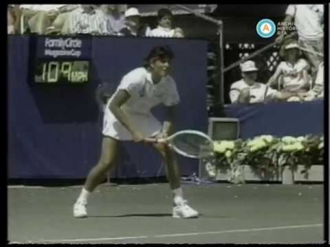[Gabriela Sabatini juega la semifinal del Family Circle Cup] (incompleto)
