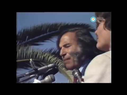 [Alfonsín y Menem juntos en un acto en La Rioja]