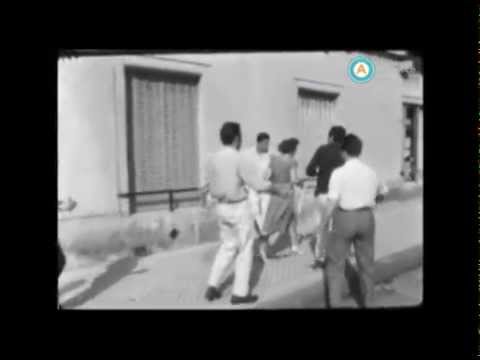 [Grupo de hombres acosa mujeres en la calle]