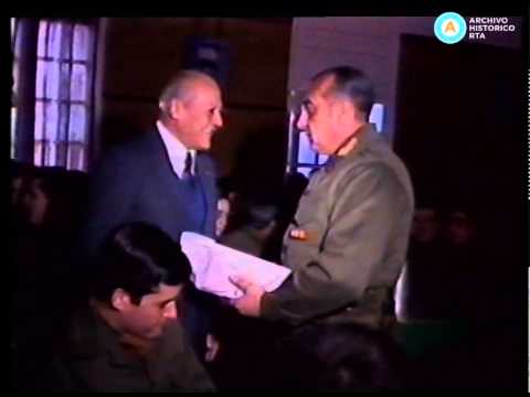 [Guerra de Malvinas: Nicolaides con soldados conscriptos después de la guerra]