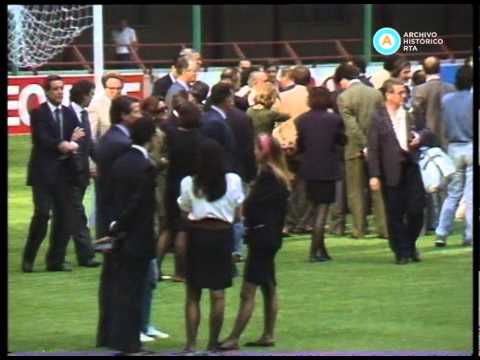 [Mundial FIFA Italia ’90: Menem y la selección en el campo de juego previo al debut]