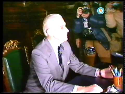 [El presidente de facto Bignone reunido con representantes de los partidos políticos]