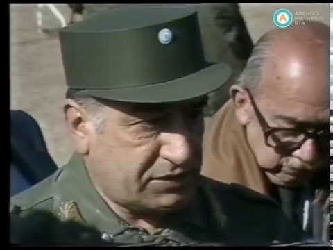 [El jefe del Ejército Cristino Nicolaides en tenso diálogo con periodistas]