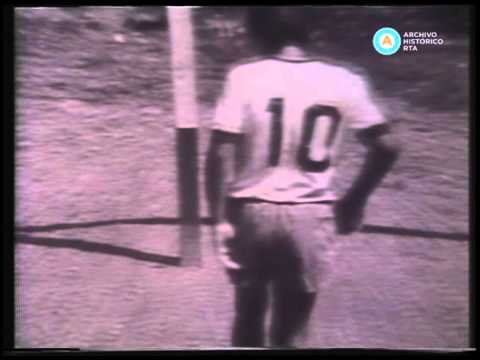 [Diego Maradona a los 10 años en Villa Fiorito]