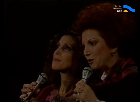 [Auxiliares: Susana Rinaldi canta en televisión]